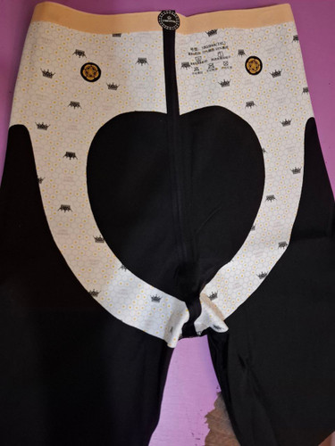 داخل و پشت کار، دارای لیفت باسن و مگنت